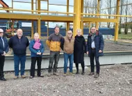 photo  l’entrepreneur charles lemoine entouré par des élus et des artisans. 