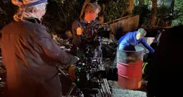 actu cinéma derrière la caméra, une trentaine de techniciens gèrent les accessoires, l’image, le son ou encore l’organisation.