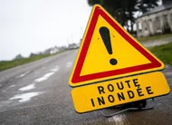 photo  en maine-et-loire, de nombreux automobilistes rentrant de vacances vont découvrir un réseau routier barré par endroits en raison des inondations. 