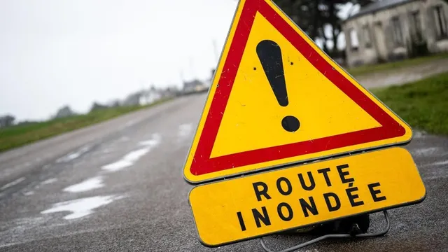 photo info  en maine-et-loire, de nombreux automobilistes rentrant de vacances vont découvrir un réseau routier barré par endroits en raison des inondations. 