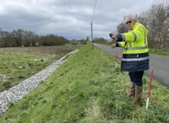 photo  yannick benoist, maire délégué de saint-laurent-du-mottay et vice-président à la gestion des milieux aquatiques et la prévention des inondations (gemapi) surveille la digue. vendredi 20 février 2026, avec une trentaine de personnes, il a dû empierrer en urgence une partie au pied de la levée à montjean-sur-loire. 