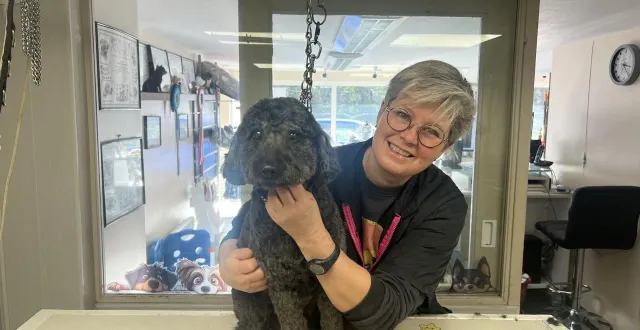 photo  un an après avoir rouvert son salon de toilettage, gabrielle vigneron regarde désormais les problèmes dans le rétroviseur.  &copy;  ouest-france 