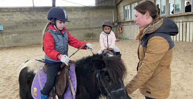 photo  la ferté-bernard, mercredi 18 février 2026. accompagnées de victoria robot, gérante du domaine des fleuriers, léa et aaliyah apprennent les bases de l’équitation.  &copy;  le maine libre 