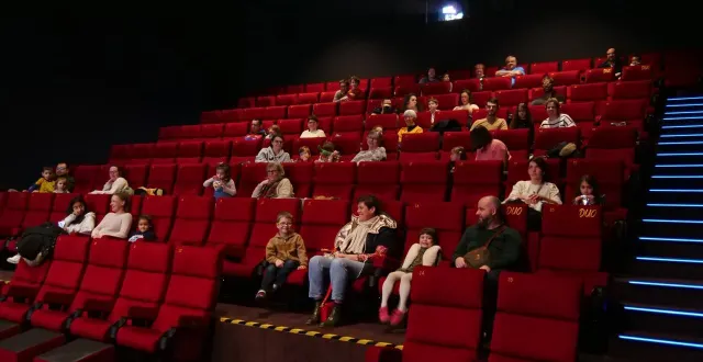 photo  les cinés bambins attirent les familles chaque dimanche matin au cinéma grand écran de fontenay-le-comte (vendée).  &copy;  ouest-france 