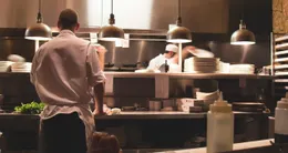 Info insolite l’accident a eu lieu en cuisine, pendant la préparation du menu du déjeuner.