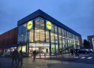 photo  en accord avec les services de la ville d’angers, lidl a soigné les matériaux de construction et l’esthétique du bâtiment, et aménagé et imperméabilisé le petit parking à côté, appartenant à la ville. 