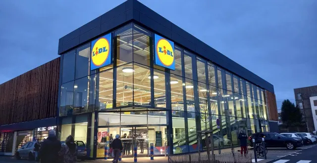 photo  en accord avec les services de la ville d’angers, lidl a soigné les matériaux de construction et l’esthétique du bâtiment, et aménagé et imperméabilisé le petit parking à côté, appartenant à la ville.  &copy;  ouest-france 