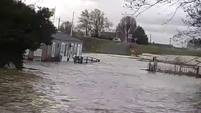 photo info  depuis plusieurs jours, les crues ont envahi le camping terre de loire à la ménitré (maine-et-loire), la propriétaire du camping à lancer une cagnotte en ligne via leetchi. 