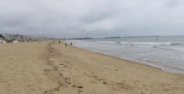 photo  la plage des libraires, vivante et familiale.  &copy;  ouest-france 