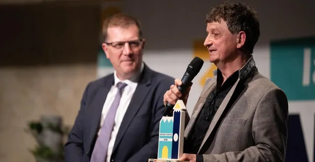 photo  le mardi 22 avril 2025, lors de la remise des prix de première édition de la sarthe innove, éric dos santos, le propriétaire de la galerie the artistic red dot avait été primé dans la catégorie économie touristique.  &copy;  david ademas / ouest-france 