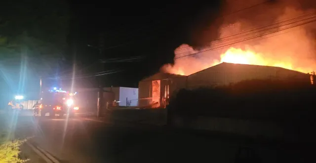 photo  l’incendie s’est déclara au sein de la société barré transfourrages au longeron.  &copy;  co 