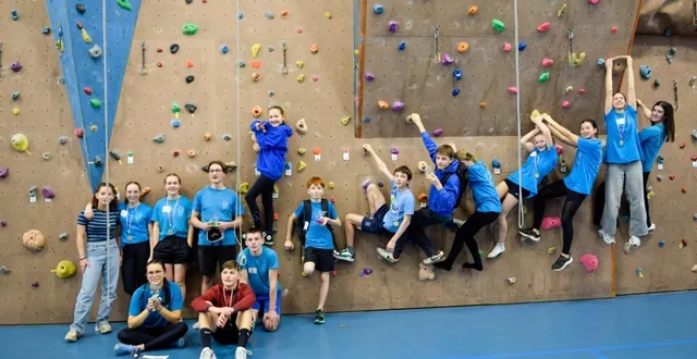 photo  27 jeunes du club d’escalade de la chapelle-du-bois ont participé à la compétition départementale organisée à sablé-sur-sarthe.  &copy;  photo club d’escalade 