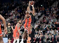 photo  elie okobo, élu mvp de la leaders cup a fait du mal aux manceaux. 