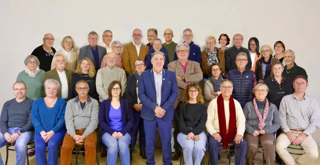 photo  les candidates et candidats de la liste « un nouvel élan pour la ferté-macé » conduite par josé collado au premier rang au centre.  &copy;  ouest-france 