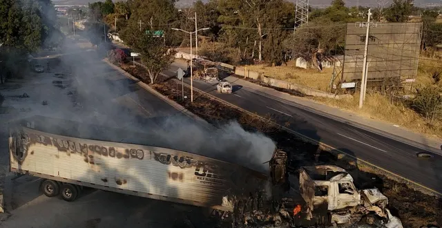 photo  un camion incendié sur une autoroute près d’acatlan de juarez, dans l’état de jalisco, au mexique, le 22 février 2026.  &copy;  ulises ruiz / afp 