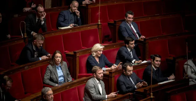 photo  plusieurs députés du rassemblement national, dont la présidente du parti, marine le pen, dans l’hémicycle de l’assemblée nationale, à paris, 6 janvier 2026.  &copy;  arthur n. orchard / hans lucas via afp 