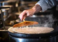 photo  la pâte à crêpe ou galette s’étale sur le billig à l’aide d’une rozell. 