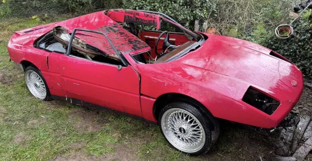 photo  détruit d’un coup de pelleteuse au début des années 2000 à la reprise de la marque par le monégasque gildo pastor, le prototype 3 de la première venturi a notamment retrouvé des roues équivalentes à celles de l’époque, grâce à pascal crand, propriétaire de l’épave depuis le printemps 2024.  &copy;  pascal crand 