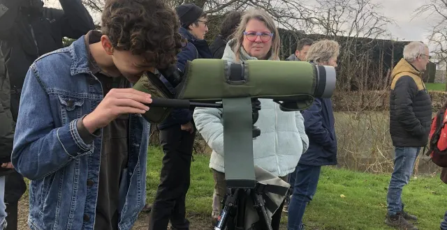 photo  marius observe les animaux de loin avec sa longue-vue.  &copy;  ouest-france 