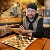 photo jacques pellouet, manager du bar le louis-blanc, sur l’île de nantes, s’apprête à accueillir son premier tournoi d’échecs.