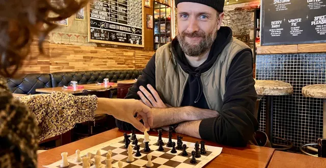 photo  jacques pellouet, manager du bar le louis-blanc, sur l’île de nantes, s’apprête à accueillir son premier tournoi d’échecs.  &copy;  ouest-france 
