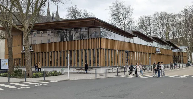 photo  alors que certaines rues du centre-ville sont inondées, pas une goutte aux abords des halles biltoki, à angers (maine-et-loire), ce vendredi 20 février. et pourtant, le lieu est fermé en prévention depuis quatre jours… un supplice pour des commerçants.  &copy;  ouest-france 