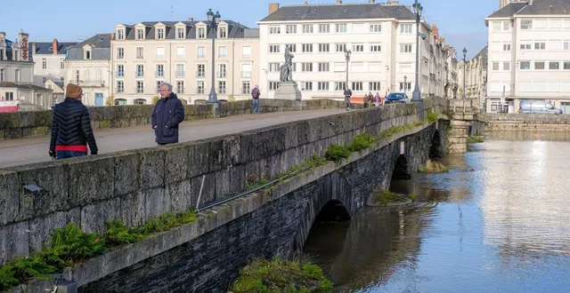 photo  plusieurs inspections en présence de témoins vont être effectuées tout au long de la journée sur le pont de verdun.  &copy;  simon torlotin / ouest-france 