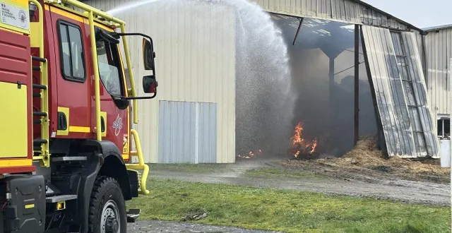 photo  l’incendie était toujours en cours en fin de matinée à sèvremoine (maine-et-loire).  &copy;  ouest-france 