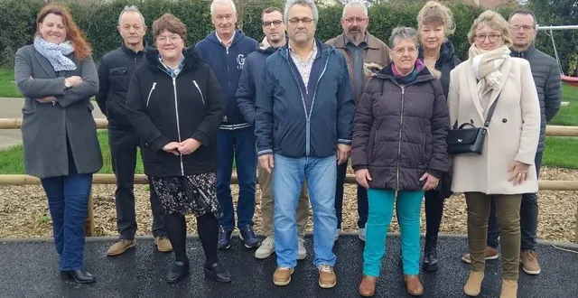 photo  rang du fond, de gauche à droite : sylvie robillard, pascal roulois, jean-yves delignou, julien lesellier, bruno landemore, françoise cheramy et didier maunoury. au premier rang, de gauche à droite : coralie bignon, claude gasnier, magali vimare et nathalie gallot.  &copy;  ouest-france 