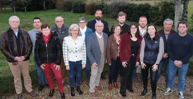 photo  la liste « marçon, terre et devenir » entourant jean-yves richard, la tête de liste. absentes sur la photo : sylvie gagnard et audrey gendron.  &copy;  ouest-france 