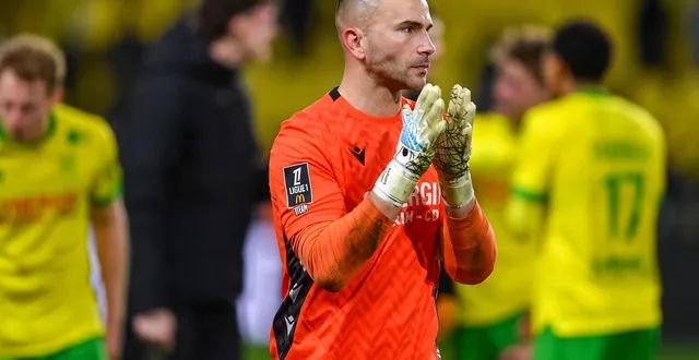 photo  anthony lopes est longtemps resté au sol en se tenant la cuisse lors du match face au havre. sans doute pas pour rien…  &copy;  simon torlotin / ouest-france 