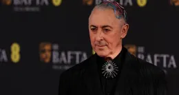 actu cin&eacute;ma  l’acteur écossais alan cumming a présenté la cérémonie des bafta british academy film awards au royal festival hall, southbank centre, à londres, le 22 février 2026. 