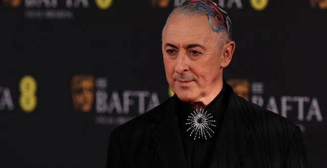 photo  l’acteur écossais alan cumming a présenté la cérémonie des bafta british academy film awards au royal festival hall, southbank centre, à londres, le 22 février 2026.  &copy;  adrian dennis / afp 