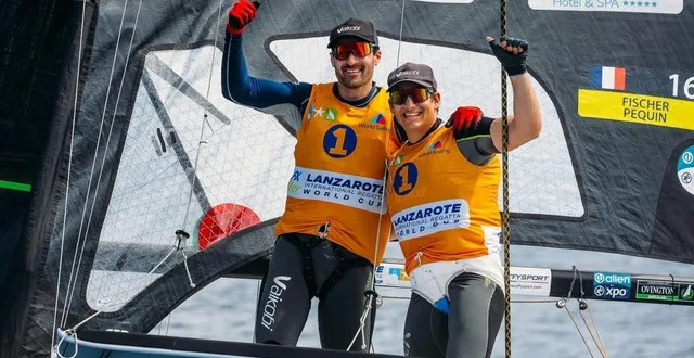 photo  associé à clément péquin, erwan fischer (à droite) est monté sur la plus haute marche du podium.  &copy;  ff voile 