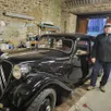 photo  françois graftieaux bichonne ses belles voitures de collection dans son garage des faubourgs de vire normandie, à l’abri des regards indiscrets. dont cette belle traction 11a de 1936. 