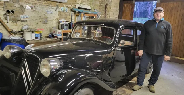 photo  françois graftieaux bichonne ses belles voitures de collection dans son garage des faubourgs de vire normandie, à l’abri des regards indiscrets. dont cette belle traction 11a de 1936.  &copy;  ouest-france 