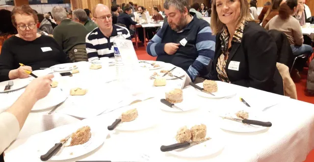 photo  emmanuelle fagot (à droite), coordinatrice de vie scolaire dans un lycée à laval (mayenne), a pu déguster diverses rillettes d’oie lors du concours agricole qui avait lieu ce samedi 21 février 2026, au salon international de l’agriculture à paris.  &copy;  emmanuel fournier 