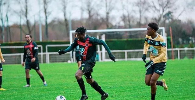 photo  fofana et les fertois (en rouge et noir, ici face à spay) continuent leur très bonne saison après leur succès 2-0 face à saumur b ce dimanche 22 février 2026.  &copy;  vsf football 