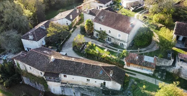 photo  michel gayout et sa compagne hélène le cheviller mettent en vente le hameau de la brousse, qu’ils ont réhabilité pendant une trentaine d’années à sers (charente).  &copy;  michel gayout 