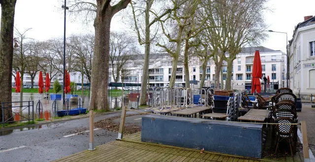 photo  à la cale de la savatte, à angers (maine-et-loire), les terrasses ont été obligées de fermer.  &copy;  ouest-france 