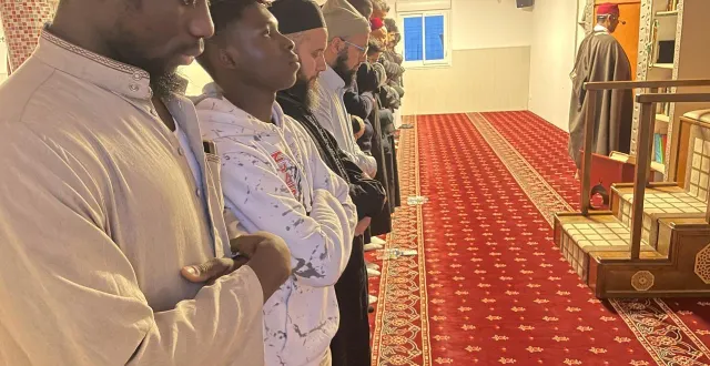 photo  la prière avant la rupture du jeûne dans la salle réserve aux hommes. ils ne sont pas très nombreux pour cette courte prière et se mettent en ligne derrière l’imam, qui porte un micro.  &copy;  ouest-france 