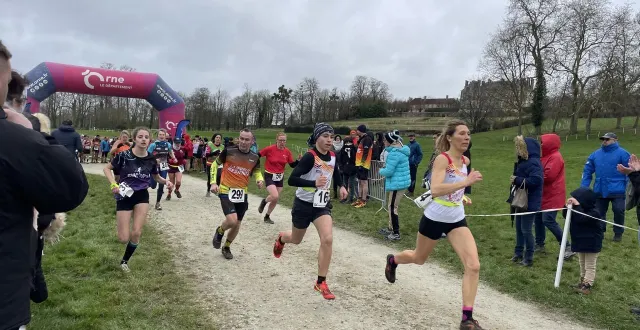 photo  le départ de la dernière course de cross-country fsgt en relais s’est effectué sous quelques gouttes dimanche 22 février vers 16 h.  &copy;  ouest-france 