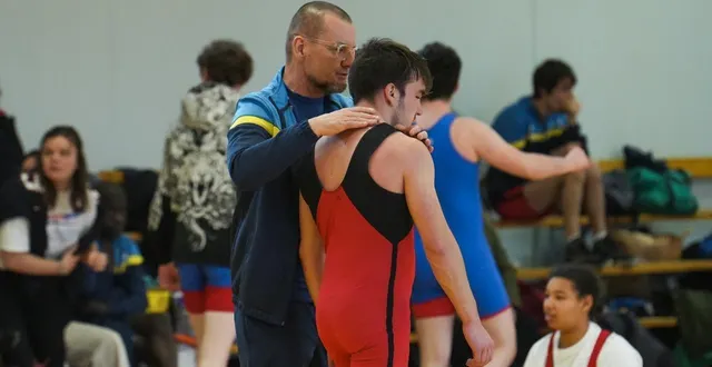 photo  pierre gilart de keranflec’h (sc orvault lutte) félicite un lutteur après son combat.  &copy;  david chapet 