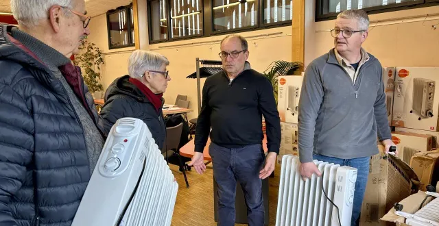 photo  briollay, lundi 23 février 2026. privés de gaz depuis trois jours à la suite des inondations, ces habitants viennent récupérer des convecteurs électriques à la mairie.  &copy;  co - chloé bossard 