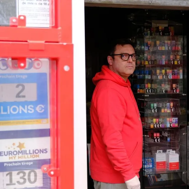 Christian, gérant du tabac de la place Molière depuis cinq ans, a découvert ce matin l’état de son commerce après le passage de la crue. Ouest-France photo christian, gérant du tabac de la place molière depuis cinq ans, a découvert ce matin l’état de son commerce après le passage de la crue. © ouest-france