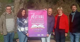actu cin&eacute;ma  jean-luc mahé, charlène clemens, gaël apparailly de la médiathèque, colette romann, adjointe à la culture et guillaume denis, directeur du cinéma le maingué présentent l’affiche du 7e festival pages blanches sur écran noir. 