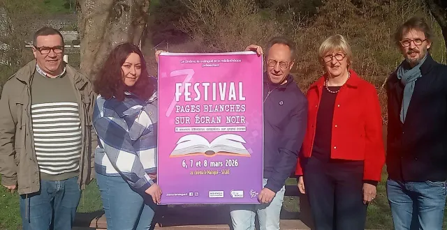 photo  jean-luc mahé, charlène clemens, gaël apparailly de la médiathèque, colette romann, adjointe à la culture et guillaume denis, directeur du cinéma le maingué présentent l’affiche du 7e festival pages blanches sur écran noir.  &copy;  o 