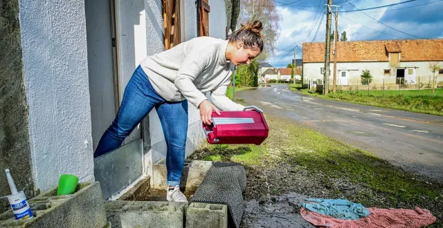 photo  vivoin, lundi 23 février 2026. léa vide seau après seau l’eau qui a envahi sa maison en bord de sarthe depuis une dizaine de jours.  &copy;  le maine libre - yvon loué 