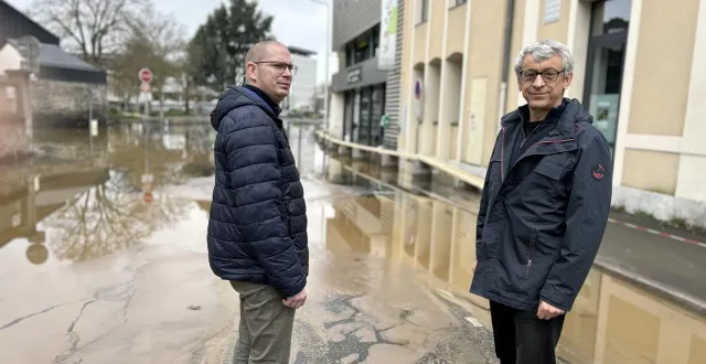 photo  angers, rue ernest-eugène-duboys, le 23 février 2026. maxime tranchant, président de l’association de gestion du quart’ney, et stéphane germain, vice-président, devant la maison de quartier, fermée depuis jeudi au public.  &copy;  co 