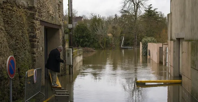 photo  malgré la décrue, les inondations continuent de perturber les routes en sarthe.  &copy;  le maine libre - denis lambert 
